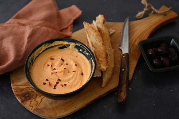 Herrlich cremig und mit dem Raucharoma gerösteter Paprika lässt sich dieser Dip auch direkt aufs Brot streichen und genießen. - © Julia Uehren/dpa-tmn