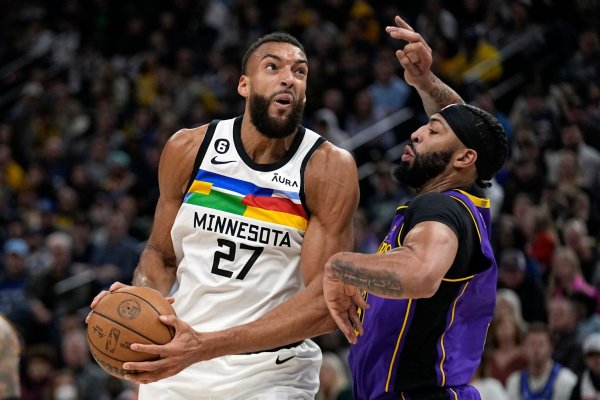 Anthony Davis (r) überragte beim Lakers-Sieg gegen Minnesota. - © Abbie Parr/AP