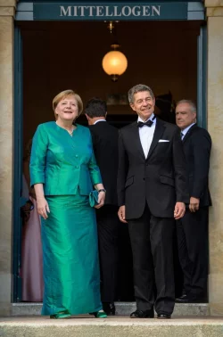 Die Merkels in Bayreuth - &copy; Foto: Matthias Balk/dpa