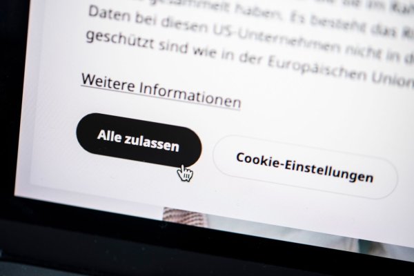 Alle zulassen? Lieber nicht, denn damit erlaubt man sehr wahrscheinlich auch die Nutzung nicht notwendiger Werbe-Cookies. - © Catherine Waibel/dpa-tmn/dpa