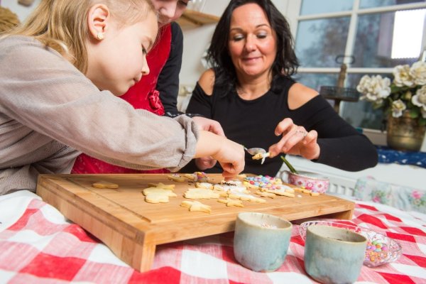 Selber machen: So wird Plätzchenbacken für Familien zum Vergnügen - © Foto: Benjamin Nolte/dpa-tmn