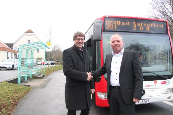 Stadtbus-Leiter Jörg Moshage (rechts) und KVG-Geschäftsführer Achim Oberwöhrmeier freuen sich in Lockhausen über die gelungene Zusammenarbeit. - © Stefan Backe
