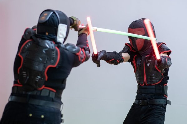 Lichtschwertfechten - © Foto: Sebastian Gollnow/dpa