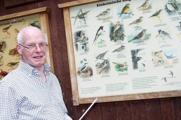 Anschaulich: 16 Tafeln informieren die Besucher des Vogellehrpfads. Doch längst nicht mehr alle Vogelarten sind laut Karl-Heinz Kampe noch im Bexter Wald zu Hause. - © Foto: Reuner