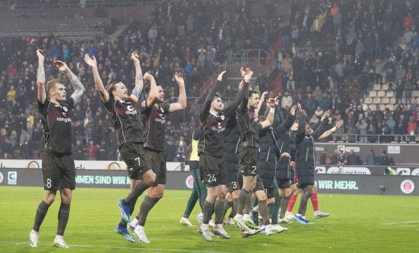 Der FC St. Pauli ist die Mannschaft der Stunde in der 2. Liga. - © Marcus Brandt/dpa