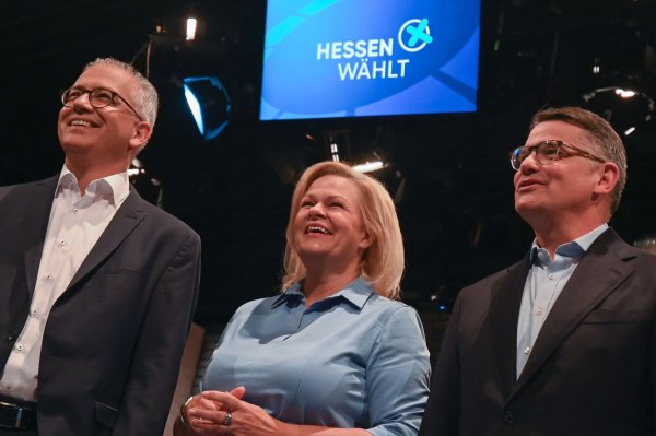 Die Spitzenkandidaten der hessischen Landtagswahl, Tarek Al-Wazir (Bündnis 90/Die Grünen, l.), Nancy Faeser (SPD) und Boris Rhein (CDU). - © Arne Dedert/dpa
