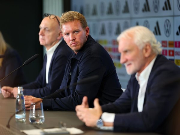 Sportdirektor Rudi Völler (r) findet den ersten Kader von Neu-Bundestrainer Julian Nagelsmann (M) gut. - © Jörg Halisch/dpa