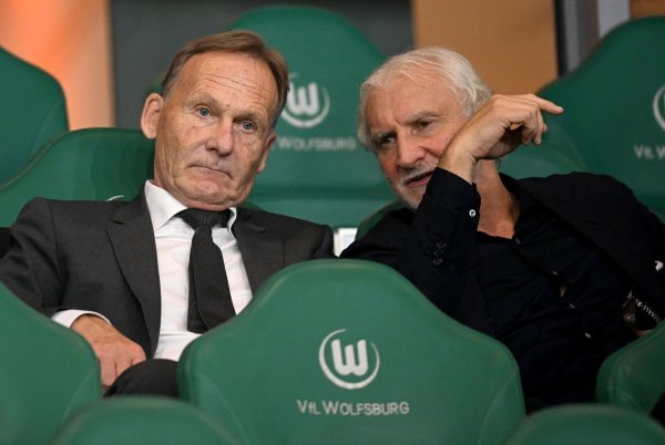 DFB-Vize Hans-Joachim Watzke (l) und DFB-Sportdirektor Rudi Völler auf der Tribüne. Watzke äußerte sich zur USA-Reise und zur EM. - © Julian Stratenschulte/dpa