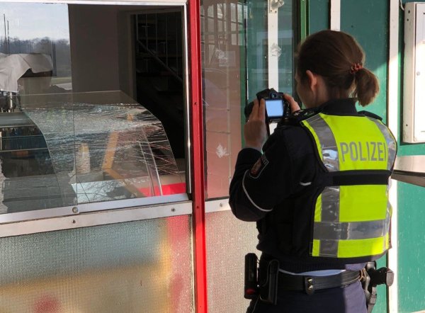 Eine Beamtin fotografiert den angerichteten Schaden. - © Marianne Schwarzer