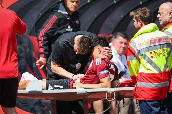 Trainer Miroslav Klose tröstet den verletzten Jens Castrop. - © Daniel Karmann/dpa