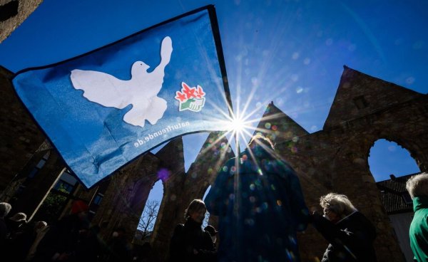 Die Teilnehmer dieses Ostermarsches wünschen sich weltweiten Frieden. Die Realität sieht anders aus. - © Julian Stratenschulte/dpa