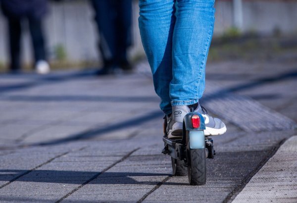 Der 19-Jährige wurde laut Polizei nach dem E-Scooter-Unfall schwer verletzt ins Krankenhaus gebracht. (Symbolbild) - © Jens Büttner/dpa