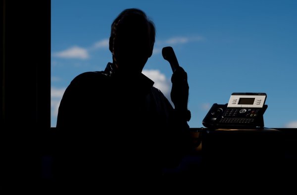 Manche Verbraucher wissen nicht, dass sie am Telefon einen Vertrag abgeschlossen haben. (Symbolbild) - © Julian Stratenschulte/dpa