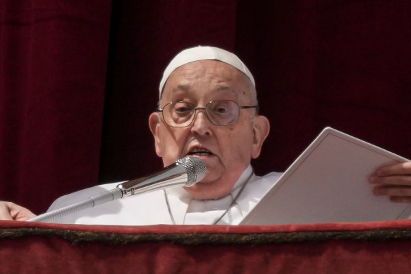 Papst Franziskus erteilt den Segen Urbi et Orbi. - © Andrew Medichini/AP/dpa