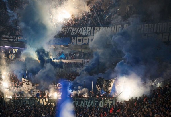 Ein Feuerwerk der HSV-Fans samt Unterbrechung entpuppte sich als Bruch im Hamburger Spiel. - © Bernd Thissen/dpa