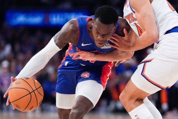 Dennis Schröder verliert mit Detroit zum Playoff-Start in New York. - © Julia Demaree Nikhinson/AP/dpa