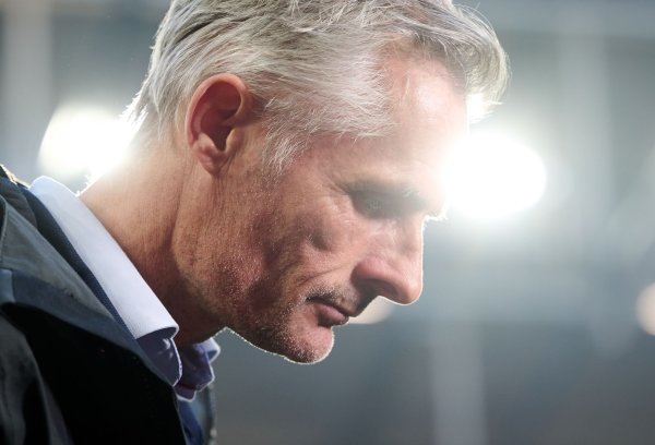 Zweifelt am Rückhalt des Vereins: Schalke-Trainer Kees van Wonderen. - © Bernd Thissen/dpa
