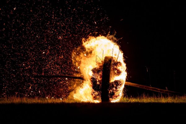 Ein sogenanntes Osterrad läuft, hier im vergangenen Jahr, brennend einen Hügel herunter und zieht eine Feuerspur hinter sich her. (Archivbild) - © Christoph Reichwein/dpa