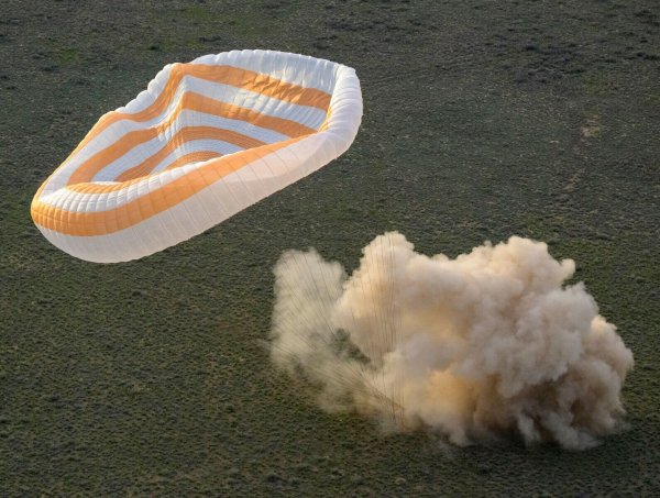 Die drei Raumfahrer sind sicher in Kasachstan gelandet. - © Bill Ingalls/NASA/AP/dpa