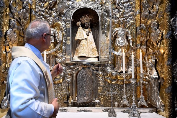 An die 30 Gewänder hat die Schwarze Madonna, passend zum jeweiligen liturgischen Fest. Zu Ostern trägt sie weiß. - © Felix Hörhager/dpa