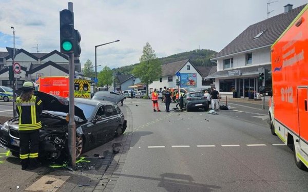 Die Kreuzung mit Trümmerteilen und schwerbeschädigten Autos. - © Freiwillige Feuerwehr Königswinter/dpa
