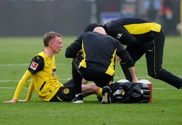 Dortmunds Maximilian Beier verletzte sich im Spiel gegen Borussia Mönchengladbach und musste ausgewechselt werden. - © Bernd Thissen/dpa