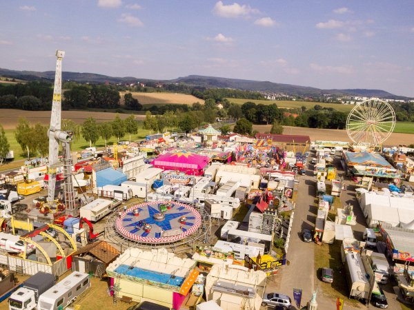 Fleißiges Treiben: Jedes Jahr wird auf dem gesamten Wilbasen-Gelände geschraubt, gesteckt und geputzt, um Fahrgeschäfte, Buden und Stände auf die Besucher vorzubereiten. Für dieses Jahr musste die beliebte Stoppelfeldkirmes abgesagt werden. - © Archiv: Torben Gocke