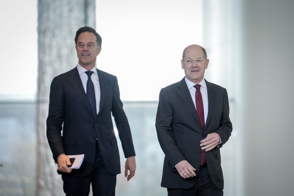 Mark Rutte (l) kann sich über einen prominenten Unterstützer freuen: Olaf Scholz (r). - © Kay Nietfeld/dpa