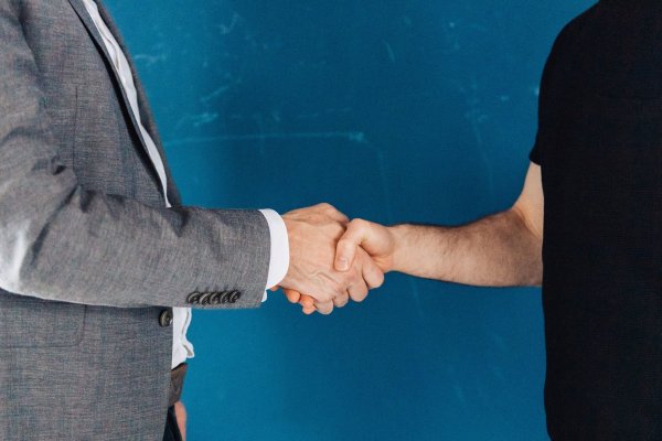 Damit sich ein Comeback beim früheren Arbeitgeber nicht als Flop entpuppt, sollten Rückkehr-Kandidaten potenzielle Probleme am besten in Vorgesprächen abklären. (zu dpa: «Boomerang Hiring: Job-Comeback kann auch zum Flop werden») - © Zacharie Scheurer/dpa-tmn/dpa