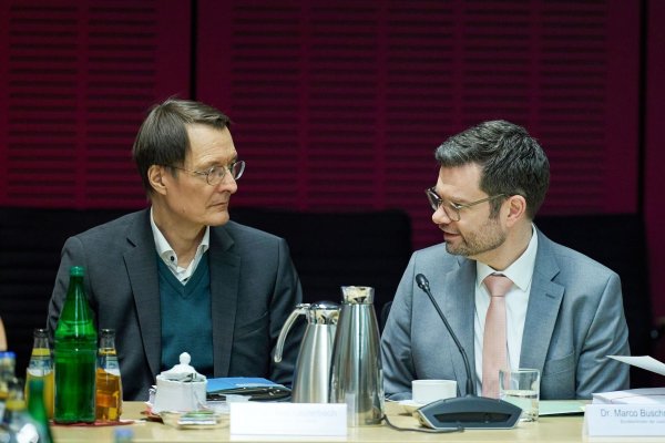 Gesundheitsminister Karl Lauterbach (l) und Justizminister Marco Buschmann bei der Sitzung des Vermittlungsausschuss von Bundestag und Bundesrat. - © Joerg Carstensen/dpa