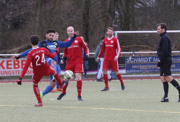 Zwei Torschützen stoppen den Lemgoer Spieler: Die Detmolder Julien Will (Nummer 24) und Felix Buba verhindern, dass Zalem Özmen entwischt. - © Oliver König