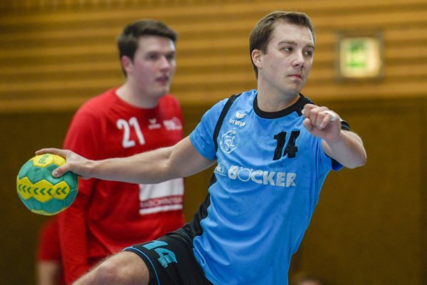 Starke Partie: Leopoldshöhes Julien Lienau konzentriert sich beim Strafwurf. - © Egon Penner