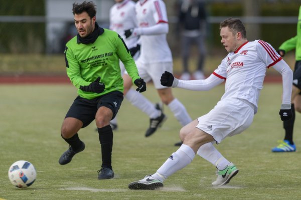 Stramm abgezogen: In dieser Szene erzielt Alexander Eck die 1:0-Führung für Augustdorf. Tanju Ertunc (links) vom SC Hicret Bielefeld kommt einen Schritt zu spät. - © Egon Penner