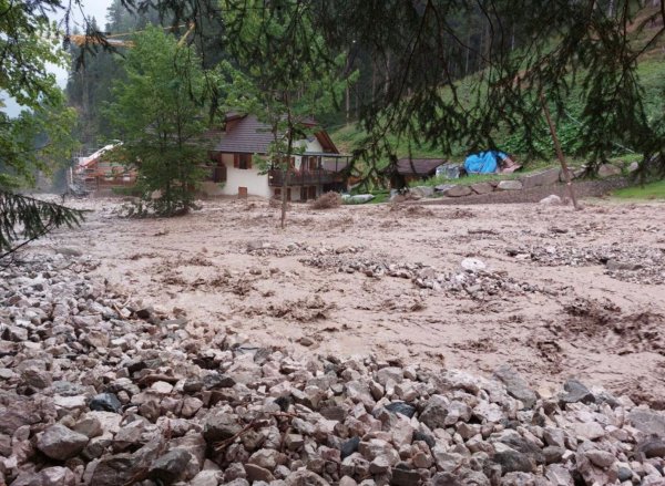 Schlamm und Wasser im oberen Pustertal in Sütdirol. Lokal heftige Gewitter mit Starkregen haben zu größeren Schäden geführt. - © -/LFV Sütdirol/dpa