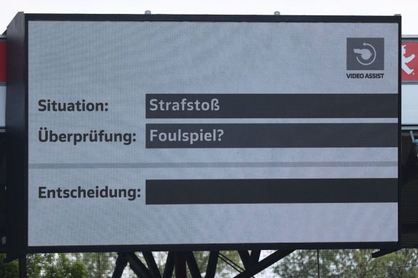 Noch beschränken sich die Videobeweis-Informationen in den Stadien auf Texteinblendungen. - © Andreas Gora/dpa