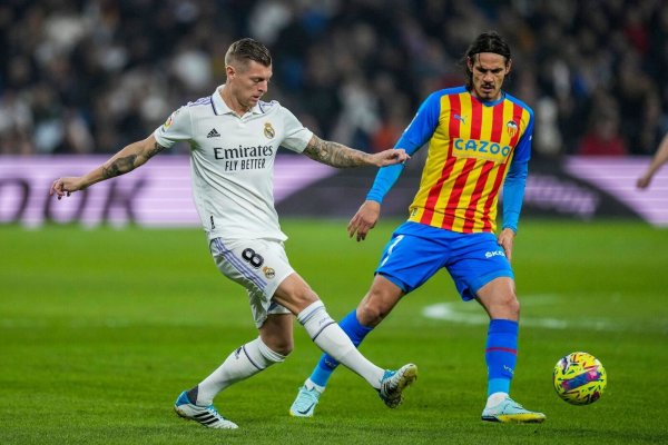 Wechselt vom FC Valencia zu Boca Juniors: Edinson Cavani (r) im Duell mit Reals Toni Kroos. - © Bernat Armangue/AP/dpa