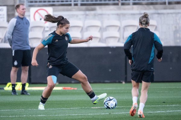 Bereit für das Spiel gegen Kolumbien: Lena Oberdorf (l) und Svenja Huth. - © Sebastian Christoph Gollnow/dpa