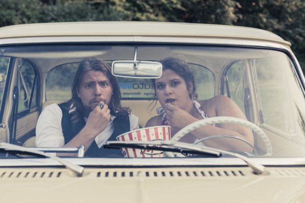 Bereit fürs Autokino: LZ-Mitarbeiter Till Sadlowski und LZ-Redakteurin Yvonne Glandien machen es sich schon einmal bequem. In einem Ford Taunus 17m aus dem Baujahr 1960 testen sie die Parkfläche für das Autokino am Schieder-See. - © Jannik Stodiek