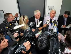 Horst Arnold (helles Hemd) und sein Anwalt Hartmut Lierow freuten sich im Juli 2011 über den Freispruch im Wiederaufnahmeverfahren. Inzwischen ist Arnold verstorben. - © FOTO: DPA