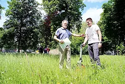 Ideengeber Phil Rose (rechts) und Herbert Fischer vom Lemgoer Generationenbeirat vermessen eine Wiese im Abteigarten. In rund vier Wochen sollen hier die B&auml;lle fliegen. - &copy; Foto: Reineke