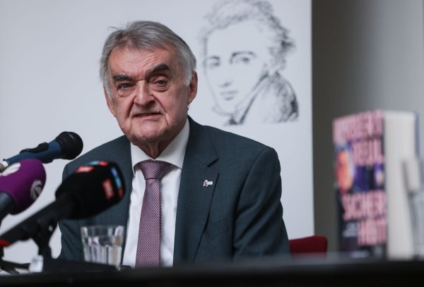 NRW-Innenminister Herbert Reul (CDU) hat sein erstes Buch vorgestellt. - © Oliver Berg/dpa