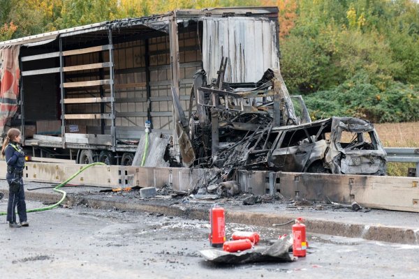 Bei einem Unfall auf der A59 bei Köln ist ein Mensch gestorben. - © Thomas Banneyer/dpa