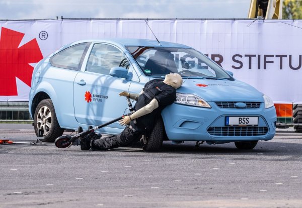 Crashtest mit einem E-Scooter: Ein abbiegendes Auto erfasst den Dummy - der prallt hart auf den Wagen. - © Guido Kirchner/dpa