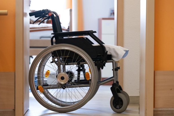 Wer alt wird, wird häufiger krank. Eine alternde Bevölkerung bedeutet für die Krankenkassen stark steigende Ausgaben. (Symbolbild) - © Sebastian Kahnert/dpa