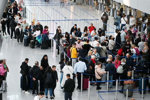 Bei der Sicherheitskontrolle am Düsseldorfer Flughafen kam es zu längeren Wartezeiten. (Archivbild) - © Malte Krudewig/Malte Krudewig/Dpa/dpa