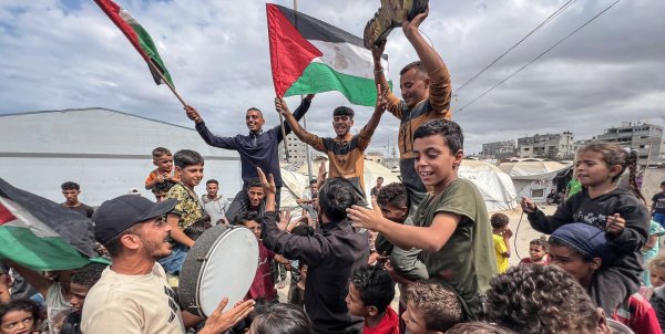 Nach zwei Jahren Krieg wird im Gazastreifen die Einigung auf eine Waffenruhe gefeiert. - © Belal Abu Amer/APA Images via ZUMA Press Wire/dpa