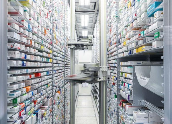 Das Medikamentenlager einer Apotheke. - © Jan Woitas/dpa