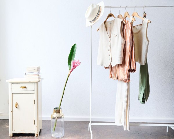 Alles Überflüssige muss raus, Neues wird nur angeschafft, wenn man es wirklich braucht: Wer eine Capsule Wardrobe aufbauen will, braucht Disziplin. - © Annette Riedl/dpa/dpa-tmn