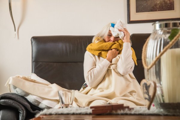 Gegen einen dicken Schädel bei einem Infekt hilft Kälte auf der Stirn - oder man nimmt eine Schmerztablette. Wer aber auch Magenbeschwerden hat, sollte genau auf den Wirkstoff schauen. - © Christin Klose/dpa-tmn