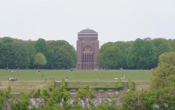 Blick auf die Festwiese im Stadtpark. Im Zusammenhang mit der gemeinschaftlichen Vergewaltigung einer 15-Jährigen müssen sich zehn Männer vor einer Jugendkammer am Landgericht Hamburg verantworten. - © Marcus Brandt/dpa